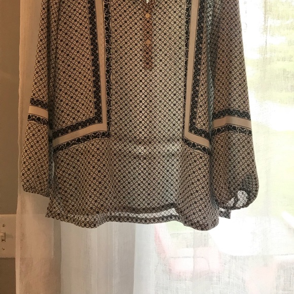 Black and white blouse from the Loft - Picture 3 of 4